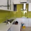 mẫu kính ốp bếp đẹp màu vàng tranh mới