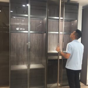 ảnh cánh kính tủ áo mở