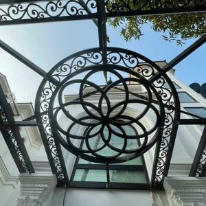 mái che sắt mỹ thuật đẹp Vinhomes Riverside Long Biên