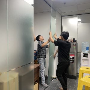 thợ di chuyển vách kính văn phòng chuyên nghiệp