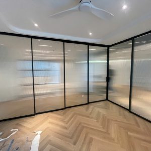 Kính 8mm cường lực sóng cao cấp dùng cho cửa nhôm Slim mở vuông góc